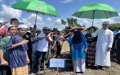 Santri Bersama Bumi (SAMI) Ponpes Basma Darul’ilmi Wassa’dah Tanam Jagung Bersama Pimpinan Pondok Pesantren Basma Darul'ilmi Wassa'adah Abuya. H. Muhammad Fadli dan Kepala MTs Basma Darul’ilmi Wassa’adah Ibu Ismiyatul Rahmah, S.Pd.,M.Pd.